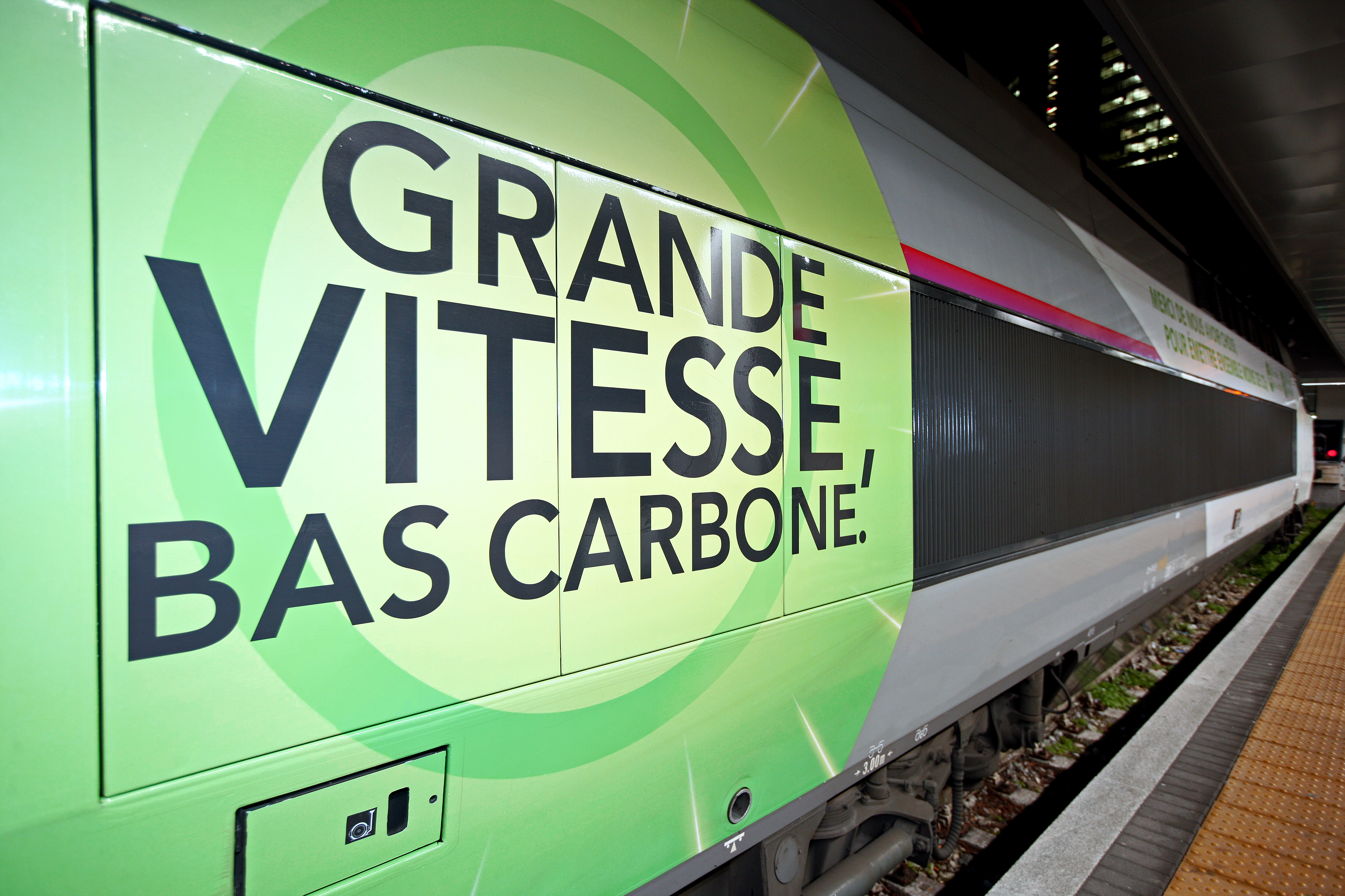 Foto della fiancata del treno alta velocità TGV INOUI, con pellicola verde e scritta "GRANDE VITESSE BAS CARBONE"